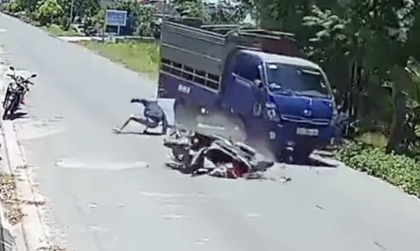 Clip TNGT: Thân thủ phi phàm, người đàn ông đi xe máy tránh được tai nạn chết người với xe tải